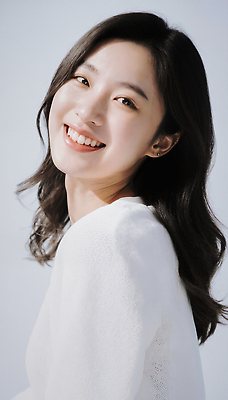 JPG 편집이미지 헤어스타일 여자 감정 자연 조명 표정 미소 매력적 편안함 부드러움 뷰티풀 의료성형뷰티 스타일 편집실사 AI포토 AI인물포토 AI콘텐츠 컨셉 사람 감각 CG 생태계 파일형식