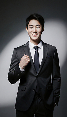 JPG 편집이미지 손 패션 남자 포즈 백그라운드 비즈니스 정장 청춘 촬영 어둠 주먹 자신감 모던 의료성형뷰티 스타일 편집실사 AI포토 AI인물포토 AI콘텐츠 옷 감정 컨셉 모션 사람 신체부위 CG 파일형식