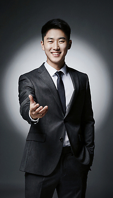 JPG 편집이미지 손 남자 포즈 백그라운드 비즈니스 형상 미소 사람 정장 카메라 매력적 자신감 전문 의료성형뷰티 스타일 편집실사 AI포토 AI인물포토 AI콘텐츠 옷 감정 컨셉 표정 신체부위 전자제품 CG 파일형식