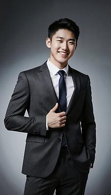 JPG 편집이미지 패션 남자 포즈 백그라운드 미소 정장 카메라 촬영 매력적 자신감 분위기 모던 의료성형뷰티 스타일 세련 편집실사 AI포토 AI인물포토 AI콘텐츠 옷 감정 컨셉 표정 사람 전자제품 CG 파일형식