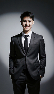 JPG 편집이미지 패션 남자 포즈 백그라운드 비즈니스 넥타이 조명 미소 정장 청춘 카메라 자신감 의료성형뷰티 스타일 편집실사 AI포토 AI인물포토 AI콘텐츠 잡화 옷 감정 컨셉 표정 사람 전자제품 CG 파일형식