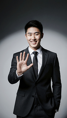 JPG 편집이미지 손 패션 남자 포즈 비즈니스 넥타이 조명 미소 웃음 정장 카메라 분위기 의료성형뷰티 스타일 편집실사 AI포토 AI인물포토 AI콘텐츠 잡화 옷 컨셉 표정 사람 신체부위 전자제품 CG 파일형식