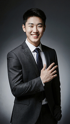 JPG 편집이미지 남자 감정 포즈 백그라운드 비즈니스 미소 정장 촬영 인사 자신감 의료성형뷰티 스타일 세련 편집실사 AI포토 AI인물포토 AI콘텐츠 옷 표정 사람 예절 CG 파일형식