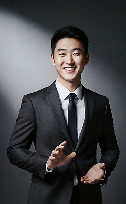 JPG 편집이미지 손 옷 남자 포즈 미소 웃음 사람 정장 카메라 매력적 자신감 의료성형뷰티 스타일 편집실사 AI포토 AI인물포토 AI콘텐츠 감정 컨셉 표정 신체부위 전자제품 CG 파일형식