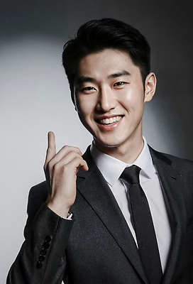 JPG 편집이미지 옷 남자 포즈 백그라운드 비즈니스 손가락 조명 미소 정장 매력적 카리스마 의료성형뷰티 스타일 편집실사 AI포토 AI인물포토 AI콘텐츠 손 컨셉 표정 사람 CG 파일형식