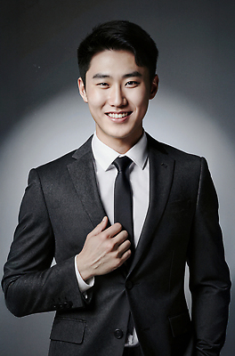 JPG 편집이미지 남자 포즈 비즈니스 조명 미소 정장 턱시도 카메라 촬영 매력적 분위기 전문직 의료성형뷰티 스타일 편집실사 AI포토 AI인물포토 AI콘텐츠 직업 옷 컨셉 표정 사람 전자제품 CG 파일형식