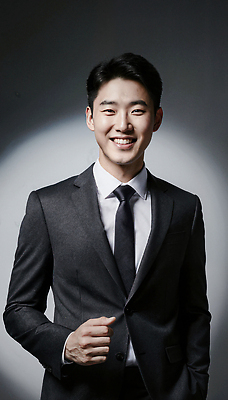 JPG 편집이미지 패션 남자 포즈 백그라운드 넥타이 조명 미소 정장 청년 자신감 스마트 의료성형뷰티 스타일 편집실사 AI포토 AI인물포토 AI콘텐츠 잡화 옷 감정 컨셉 표정 사람 성인 CG 파일형식