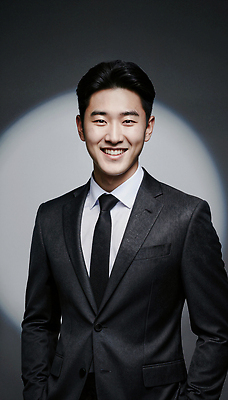 JPG 편집이미지 남자 포즈 백그라운드 조명 웃음 사람 정장 매력적 직장인 자신감 분위기 의료성형뷰티 스타일 차분 편집실사 AI포토 AI인물포토 AI콘텐츠 직업 옷 감정 컨셉 표정 CG 파일형식