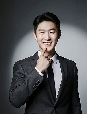 JPG 모델 편집이미지 패션 남자 얼굴 포즈 비즈니스 손가락 웃음 정장 표현 자신감 의료성형뷰티 스타일 편집실사 AI포토 AI인물포토 AI콘텐츠 손 옷 감정 표정 사람 신체부위 CG 파일형식