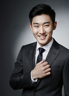 JPG 편집이미지 헤어스타일 옷 패션 남자 포즈 백그라운드 넥타이 미소 정장 카메라 어둠 자신감 초상화 의료성형뷰티 스타일 편집실사 AI포토 AI인물포토 AI콘텐츠 잡화 감정 표정 사람 전자제품 CG 그림 파일형식