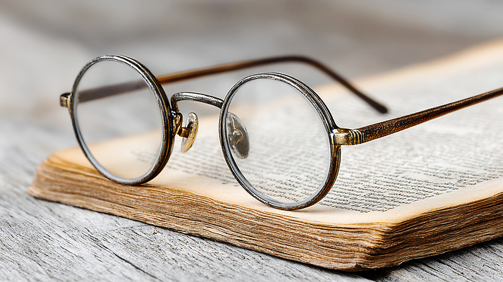 JPG 편집이미지 안경 책 학습 독서 교양 시간 오브젝트 문학 나무탁자 스타일 편집실사 AI포토 AI콘텐츠 잡화 교육 탁자 CG 파일형식