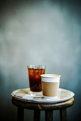 JPG 편집이미지 커피 음료 탁자 휴식 잔 얼음 카페 차가움 편안함 시원함 종이컵 오후 카페인 편집실사 AI포토 AI콘텐츠 자연요소 식기 가구 컨셉 컵 상점 감각 일회용 CG 파일형식