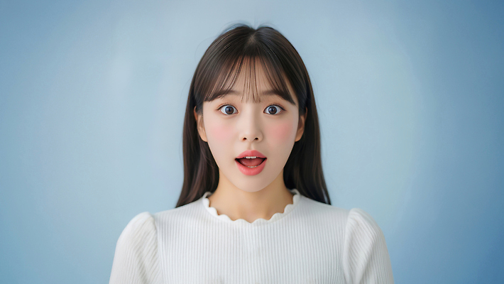 JPG 편집이미지 헤어스타일 여자 감정 포즈 표정 미소 사람 청춘 놀람 피부 호기심 파란배경 의료성형뷰티 편집실사 AI포토 AI인물포토 AI콘텐츠 백그라운드 컨셉 신체부위 파란색 CG 파일형식