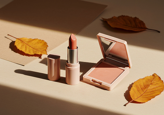 JPG 편집이미지 컬러 잎 탁자 따뜻함 화장 뷰티 반사 화장품 립스틱 가을 볼터치 오브젝트 편집실사 AI포토 AI콘텐츠 식물 계절 가구 CG 파일형식