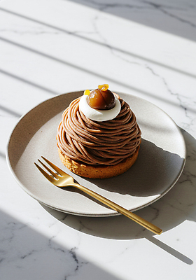 JPG 편집이미지 음료 탁자 디저트 조명 햇빛 케이크 식사 고명 달콤 맛 밤 크림 제빵 몽블랑 편집실사 AI포토 AI콘텐츠 음식 가구 컨셉 태양 제과제빵 견과류 CG 파일형식