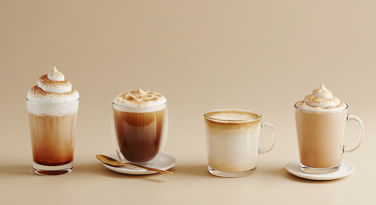 JPG 편집이미지 커피 음료 컬러 탁자 디저트 카페 매력적 맛 크림 일렬 부드러움 카푸치노 에스프레소 라떼 스타일 밤라떼 편집실사 AI포토 AI콘텐츠 음식 가구 컨셉 상점 감각 CG 파일형식