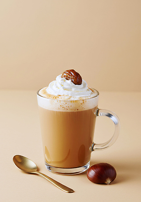 JPG 편집이미지 커피 음료 디저트 따뜻함 숟가락 카페 촉촉함 금색 달콤 밤 커피잔 생크림 밤라떼 편집실사 AI포토 AI콘텐츠 음식 컬러 잔 수저 상점 젖음 견과류 맛 크림 CG 라떼 파일형식