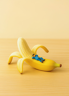 JPG 편집이미지 인형 과일 놀이 휴식 디저트 바나나 껍질 장면 색감 편집실사 AI포토 AI콘텐츠 음식 컨셉 CG 파일형식