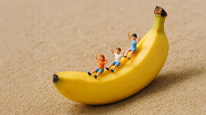 JPG 편집이미지 인형 컬러 놀이 아이디어 바나나 미소 장난감 조형물 유머 즐거움 오브젝트 상상력 창의성 편집실사 AI포토 AI콘텐츠 감정 컨셉 과일 표정 미술 CG 파일형식