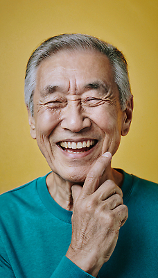 JPG 편집이미지 손 노년 행복 감정 얼굴 백그라운드 미소 웃음 노란색 기쁨 편안함 턱 의료성형뷰티 편집실사 AI포토 AI인물포토 AI콘텐츠 컬러 표정 성인 신체부위 감각 CG 파일형식