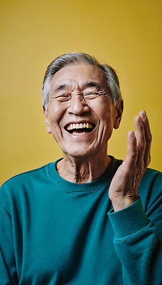 JPG 편집이미지 노년 행복 감정 얼굴 자연 친절 따뜻함 미소 웃음 기쁨 표현 추억 노란배경 순간 의료성형뷰티 편집실사 AI포토 AI인물포토 AI콘텐츠 백그라운드 컨셉 표정 성인 신체부위 노란색 CG 생태계 파일형식