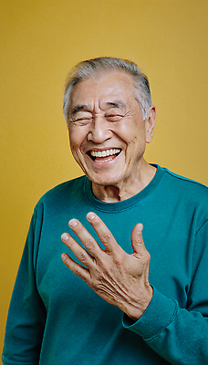 JPG 편집이미지 손 노년 행복 감정 얼굴 백그라운드 따뜻함 웃음 손짓 노란색 표현 즐거움 초상화 순간 의료성형뷰티 편집실사 AI포토 AI인물포토 AI콘텐츠 컬러 모션 표정 성인 신체부위 CG 그림 파일형식