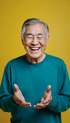 JPG 편집이미지 노년 행복 감정 컬러 백그라운드 따뜻함 표정 미소 웃음 사람 에너지 양손 긍정 소통 순간 의료성형뷰티 편집실사 AI포토 AI인물포토 AI콘텐츠 손 컨셉 성인 CG 파일형식