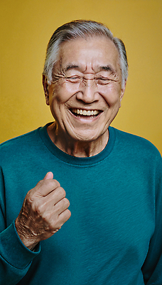 JPG 편집이미지 노년 남자 행복 감정 백그라운드 따뜻함 표정 웃음 주먹 기쁨 긍정 초상화 의료성형뷰티 편집실사 AI포토 AI인물포토 AI콘텐츠 컨셉 모션 사람 성인 CG 그림 파일형식