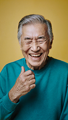 JPG 편집이미지 노년 행복 문화 포즈 실내 표정 웃음 촬영 다정 기쁨 엄지손가락 즐거움 노란배경 의료성형뷰티 편집실사 AI포토 AI인물포토 AI콘텐츠 감정 백그라운드 컨셉 손가락 성인 내부 노란색 CG 파일형식