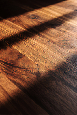 JPG 나무 편집이미지 컬러 탁자 표면 따뜻함 그림자 빛 공간 고급 편안함 질감 조화 편집실사 AI포토 AI콘텐츠 식물 가구 컨셉 감각 CG 파일형식