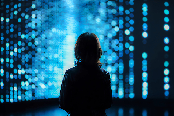 JPG 편집이미지 디자인 문화 예술 컬러 빛 반사 감상 공간 군중 전시회 조화 의료성형뷰티 편집실사 AI포토 AI인물포토 AI콘텐츠 사람 전시 CG 파일형식