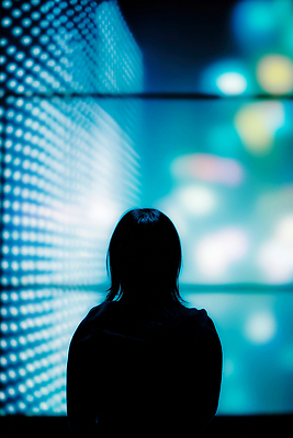 JPG 편집이미지 예술 컬러 백그라운드 야경 조명 사람 뒷모습 빛 고요 도시 시간 분위기 감성 의료성형뷰티 편집실사 AI포토 AI인물포토 AI콘텐츠 뷰포인트 컨셉 야간 CG 파일형식 풍경_경치