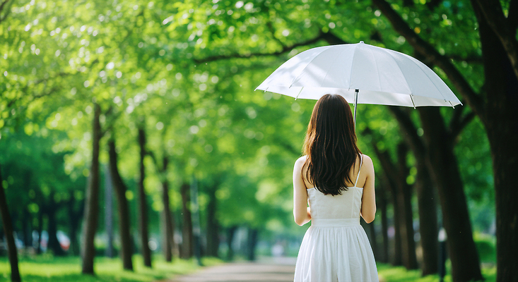 JPG 편집이미지 드레스 여자 감정 우산 자연 풍경 초록색 여름 햇빛 평화 걷기 숲 가로수 뷰티풀 천천히 의료성형뷰티 편집실사 AI포토 AI인물포토 AI콘텐츠 옷 계절 컬러 컨셉 모션 사람 태양 CG 생태계 파일형식