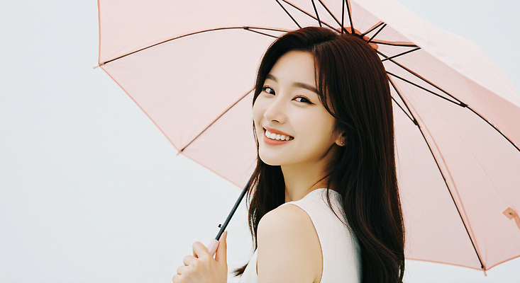 JPG 편집이미지 꽃 행복 여유 분홍색 우산 자연 필드 미소 웃음 소녀 청춘 햇빛 영상 뷰티풀 의료성형뷰티 스타일 편집실사 AI포토 AI인물포토 AI콘텐츠 식물 여자 감정 어린이 컬러 컨셉 표정 태양 CG 생태계 파일형식