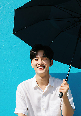 JPG 편집이미지 남자 행복 우산 표정 웃음 일상 여름 청춘 햇빛 촬영 즐거움 파란배경 일과 의료성형뷰티 스타일 편집실사 AI포토 AI인물포토 AI콘텐츠 계절 감정 백그라운드 컨셉 사람 라이프 파란색 태양 CG 파일형식