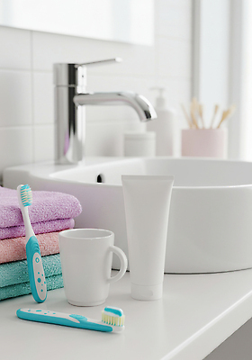 JPG 편집이미지 아침 일상 물 수건 위생용품 목욕 청결 세수 위생 칫솔 세면대 준비 치약 편집실사 AI포토 AI콘텐츠 주간 자연요소 생활용품 라이프 CG 파일형식