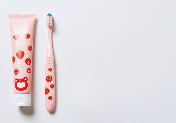 JPG 편집이미지 디자인 어린이 분홍색 딸기 건강 일상 뷰티 귀여움 양치 흰색 칫솔 오브젝트 치약 어린이용 편집실사 AI포토 AI콘텐츠 컬러 컨셉 과일 사람 라이프 위생용품 청결 CG 파일형식