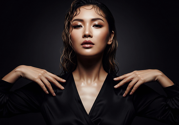 JPG 모델 편집이미지 손 옷 얼굴 포즈 백그라운드 조명 사람 검은색 표현 자신감 우아함 뷰티풀 의료성형뷰티 스타일 편집실사 AI포토 AI인물포토 AI콘텐츠 감정 컬러 컨셉 신체부위 CG 파일형식