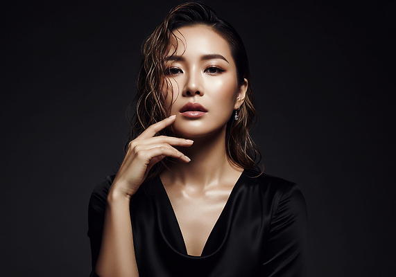 JPG 모델 편집이미지 옷 손가락 조명 표정 그림자 카메라 검은색 촬영 표현 우아함 군중 턱 뷰티풀 의료성형뷰티 편집실사 AI포토 AI인물포토 AI콘텐츠 손 컬러 컨셉 사람 전자제품 CG 파일형식