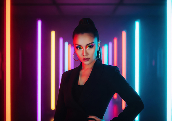 JPG 모델 편집이미지 여자 패션 감정 포즈 조명 카메라 도시 화려 그림 네온 의료성형뷰티 스타일 편집실사 AI포토 AI인물포토 AI콘텐츠 컨셉 사람 전자제품 CG 파일형식