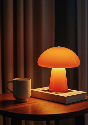 JPG 편집이미지 디자인 탁자 휴식 조명 주택 따뜻함 책 컵 인테리어 주황색 공간 분위기 저녁 편안함 오후 편집실사 AI포토 AI콘텐츠 식기 컬러 가구 컨셉 건물 감각 야간 CG 파일형식