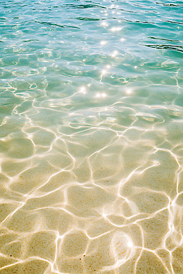 JPG 편집이미지 여유 물결 모래 바다 여행 자연 휴식 풍경 해변 여름 햇빛 평화 수면 편집실사 AI포토 AI콘텐츠 계절 감정 컨셉 물 태양 CG 생태계 파일형식