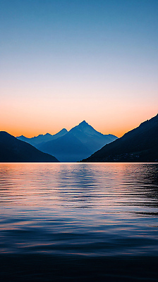 JPG 편집이미지 호수 자연 산 풍경 물 빛 반사 평화 고요 황혼 일몰 산봉우리 뷰티풀 경관 편집실사 AI포토 AI콘텐츠 자연요소 컨셉 노을 CG 생태계 봉우리 파일형식