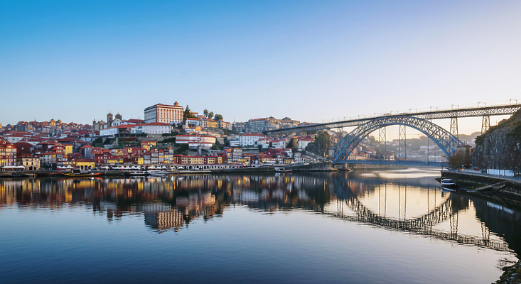 JPG 편집이미지 여행 겨울 자연 풍경 건물 반사 일출 도시 수면 강가 뷰티풀 가교 경관 편집실사 AI포토 AI콘텐츠 건축물 계절 물 강 노을 CG 생태계 파일형식