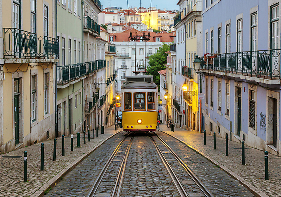 JPG 편집이미지 건축 유럽 여행 교통 야경 조명 거리 노란색 기차 도시 골목길 리스본 트램 편집실사 AI포토 AI콘텐츠 나라 길 육상교통 교통수단 컬러 대중교통 야간 CG 파일형식 풍경_경치