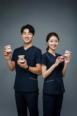 JPG 편집이미지 교육 의학 건강 치과 모형 환자 의료진 의사 치아 구강 치과진료 전문 의료성형뷰티 Smiling 편집실사 AI포토 AI인물포토 AI콘텐츠 직업 병원 진료 입 소화기관 CG 파일형식