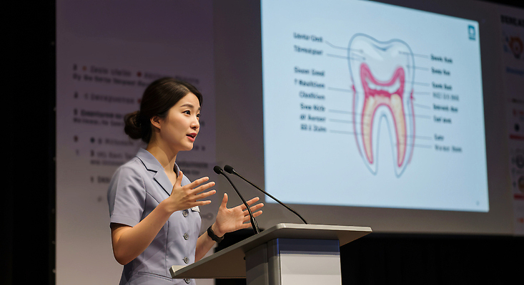 JPG 편집이미지 여자 교육 의학 실험 그래픽 의료진 정보 발표 구출 치아 전문직 군중 세미나 의료성형뷰티 구강학 편집실사 AI포토 AI인물포토 AI콘텐츠 직업 사람 도움 소화기관 CG 파일형식