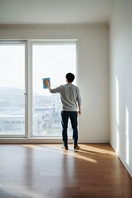 JPG 편집이미지 남자 창문 아파트 밝음 내부 일상 햇빛 깨끗함 공간 방 작업 세척 청소 집중 모던 의료성형뷰티 편집실사 AI포토 AI인물포토 AI콘텐츠 컨셉 주택 3 사람 라이프 태양 CG 파일형식