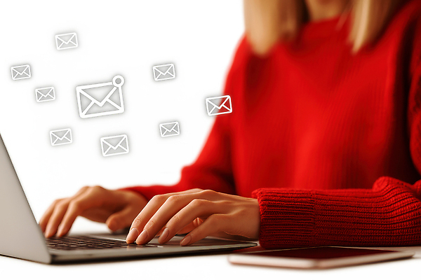 JPG 편집이미지 여자 통신 기술 빨간색 컴퓨터 사무실 디지털 키보드 업무 작업 이메일 스웨터 집중 모던 의료성형뷰티 편집실사 AI포토 AI인물포토 AI콘텐츠 컬러 컨셉 상의 비즈니스 사람 전자제품 CG 파일형식