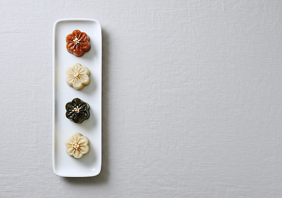 JPG 편집이미지 접시 컬러 꽃무늬 디저트 요리 과자 식사 원형 차 달콤 부드러움 조화 다식 미각 편집실사 AI포토 AI콘텐츠 도형 식기 꽃 음료 음식 무늬 감각 맛 CG 파일형식